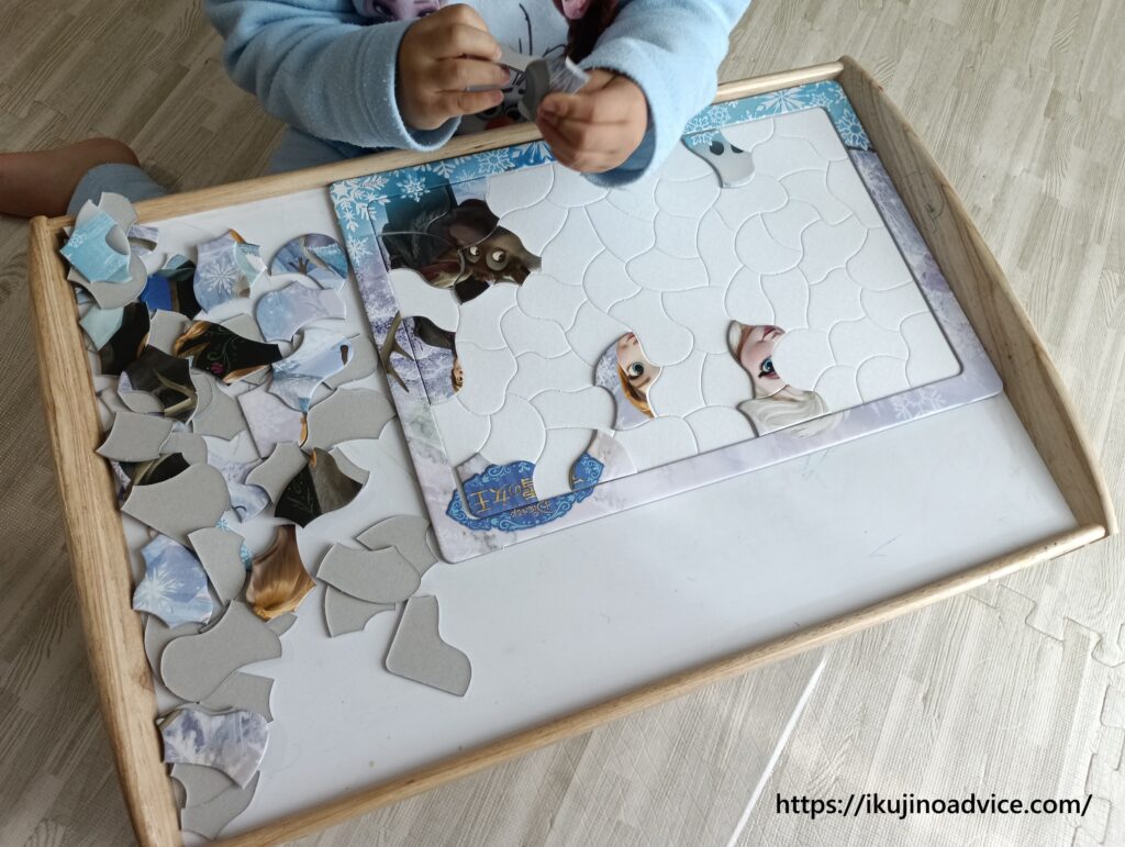 パズルで遊んでいる子どもの写真２