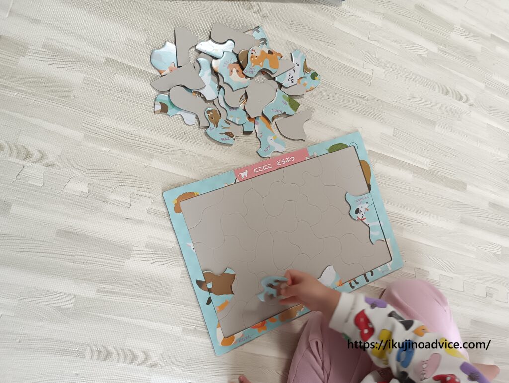 ３歳用パズルで遊んでいる子どもの写真１